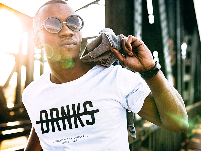Model im weißen DRNKS-Shirt aus dem Lookbook von drunks&lovers